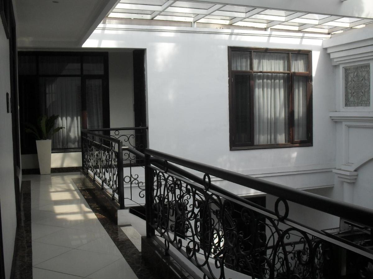 Liz Palace Bandung